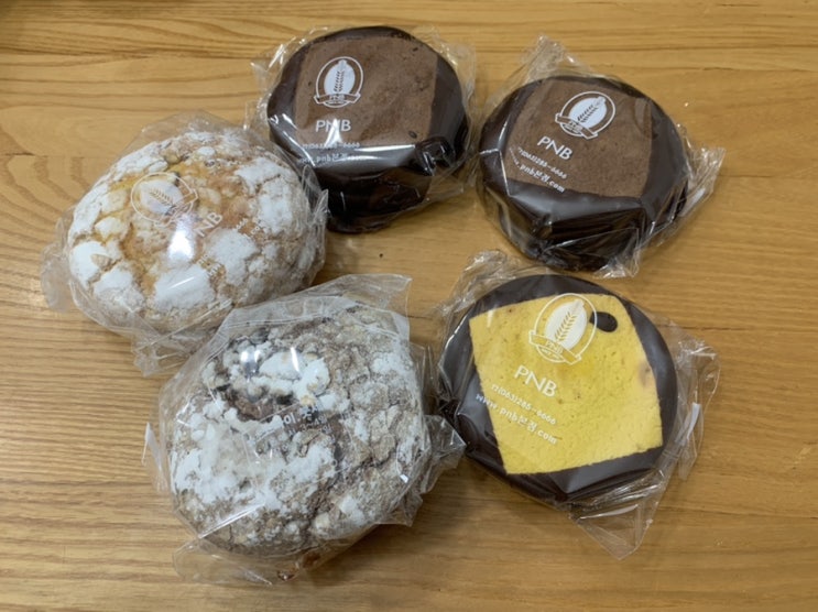 수제 초코파이의 원조 PNB 풍년제과 본점에서 주문한 초코파이와 붓세 맛보기 (+ 수제초코파이, 바나나맛 초코파이, 붓세, 초코붓세) 수제 초코파이의 원조 PNB 풍년제과 본점에서 주문한 초코파이와 붓세 맛보기 (+ 수제초코파이, 바나나맛 초코파이, 붓세, 초코붓세)