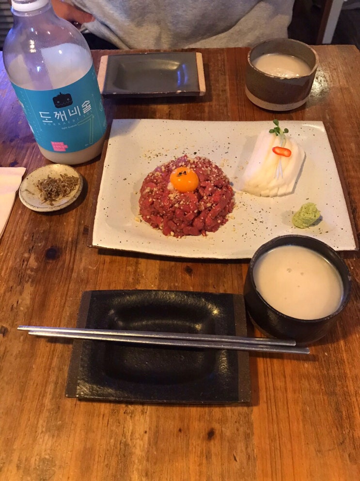  [망원동/맛집] 비가 추적추적 내릴 때 생각나는 막걸리와 육회 '복덕방'