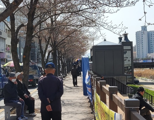 쓸쓸한 노인들…‘춘래불사춘’ 쓸쓸한 노인들…‘춘래불사춘’