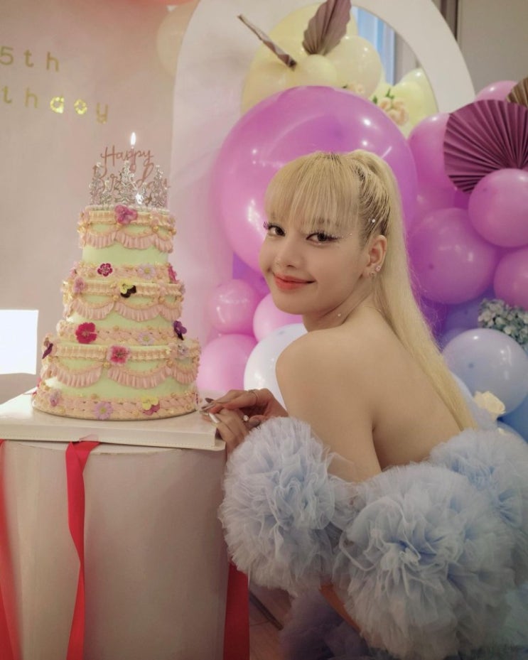 블랙핑크 리사, 가족이 주는 행복을 느끼게 해주는 25번째 생파 "누가봐도 공주님" 블랙핑크 리사, 가족이 주는 행복을 느끼게 해주는 25번째 생파 "누가봐도 공주님"