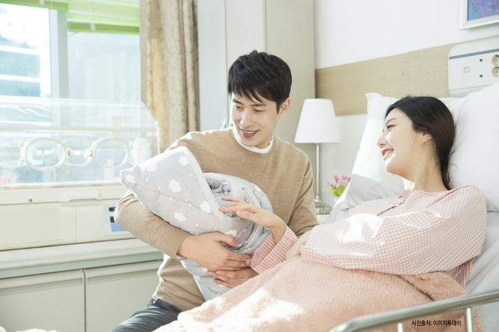 올해 태어난 아기 4만5405명 '월 30만원' 영아수당 수령 올해 태어난 아기 4만5405명 '월 30만원' 영아수당 수령