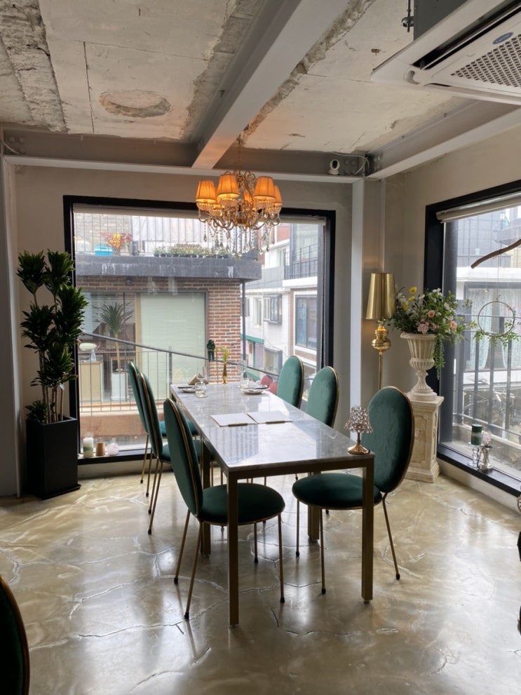  연남동 양식 & 스테이크 & 프로포즈 맛집 원테이블 레스토랑: 레스토랑오브편 /  Restaurant of 편