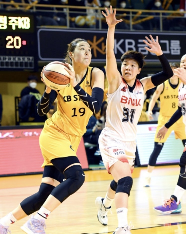 WKBL 국내 여자프로농구 플레이오프 1차전 KB스타즈 BNK썸