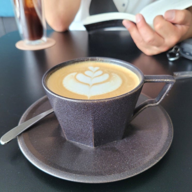  종암동 커인스 커피(CUINS COFFEE) 라떼맛집 고대 근처 책 읽기 공부하기 좋은 커피집