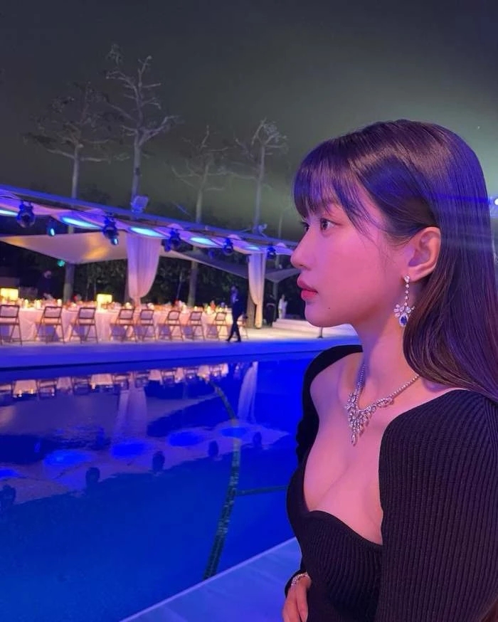 문가영 인스타에 올린 사진, 파격 드레스로 완성한 과감한 비주얼...목에 걸린 반짝이는 목걸이 주목 문가영 인스타에 올린 사진, 파격 드레스로 완성한 과감한 비주얼...목에 걸린 반짝이는 목걸이 주목