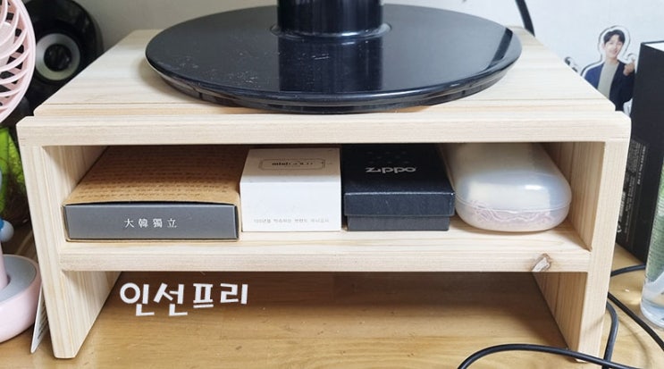  모니터 받침대 2단으로 구매 했다! 1단으로 다시 살까 고민 중,, 좀 높은 데 ㅎㄷㄷ;; 일단 써 보는 중 후두 신경통에 일자목이라 모니터를 높여 봤다 ㅠㅠ