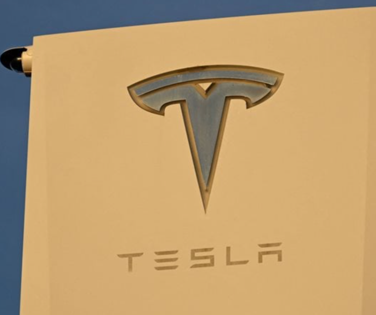 Tesla 로봇은 걷고, 손을 흔들지만, 복잡한 작업은 보여주지 않습니다. Tesla 로봇은 걷고, 손을 흔들지만, 복잡한 작업은 보여주지 않습니다.