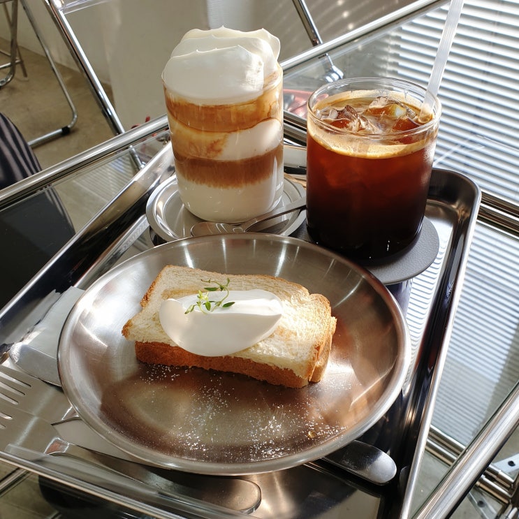  [안양역] 진한 생크림의 맛이 인상 깊은 성수동 스타일의 안양일번가카페 '레벨로즈'
