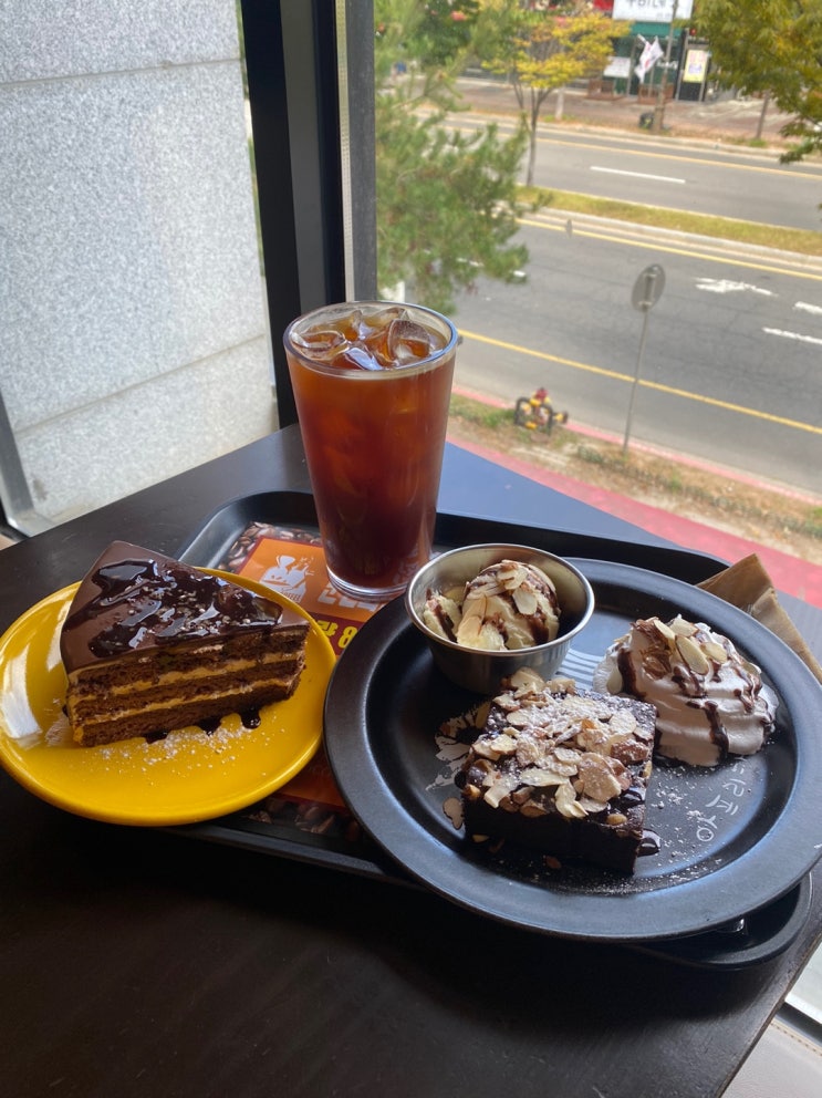  10/2 브라우니, 카페모카 조각케이크, 아아 + 아아 리필은 1000원(군산시 수송동 아프리카 커피가게 케냐점) 수송동 2층까지 있는 넓은 카페