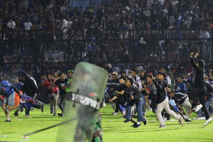 (영상) 인도네시아 축구경기후 팬들 난동 최소 127명 사망 부상 180명