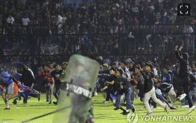 <b>인도</b>네시아 축구장서 팬들 <b>난동</b>. 인파 깔리며 최소 129명 사망