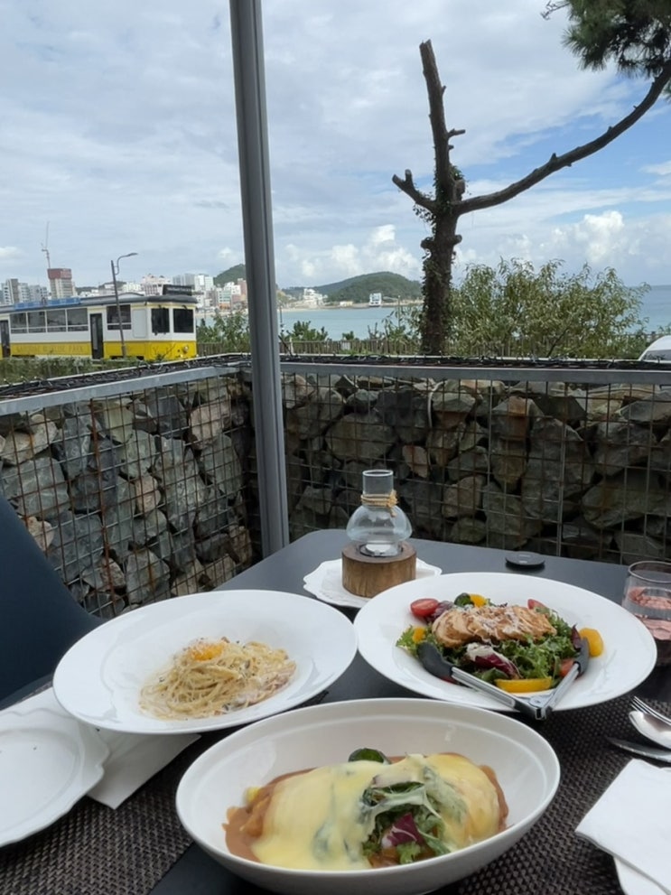  부산 송정: 해변열차 뷰 파스타 맛집 - 디레스토랑 