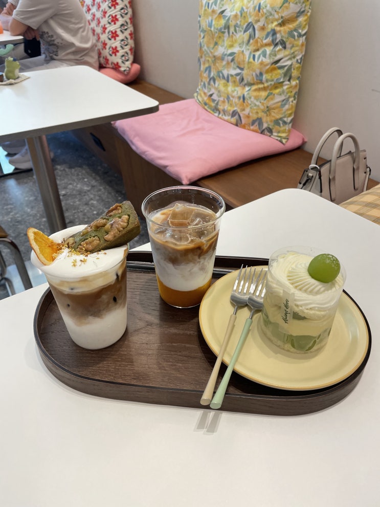  인천 송도 카페 , 송도 디저트 맛집 : 올웨이즈히어 , 주차 가능 , 커피위에 휘낭시에 올라가는 디저트 카페
