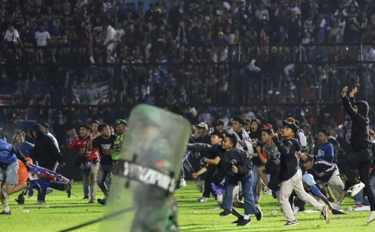 인도네시아 축구 경기에서 대규모 인파가 몰리면서 최소 125명의 팬이 사망했습니다.
