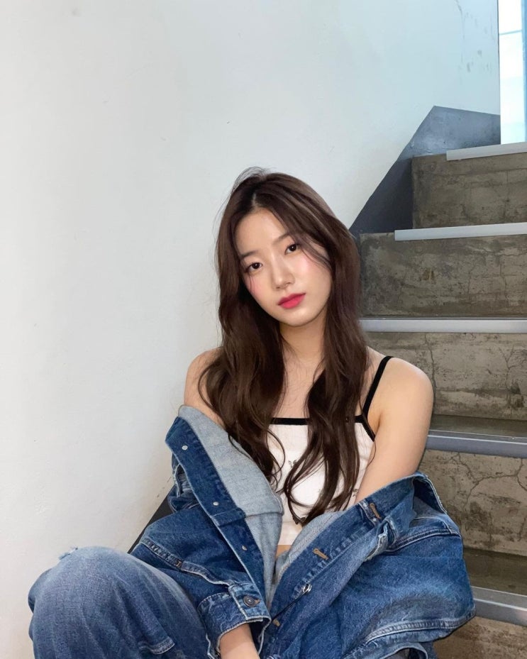 르세라핌 카즈하, 어깨까지 내린 청자켓 사이로 군살 없는 몸매...청순의 대명사 겨울 요정 여신 비주얼 르세라핌 카즈하, 어깨까지 내린 청자켓 사이로 군살 없는 몸매...청순의 대명사 겨울 요정 여신 비주얼