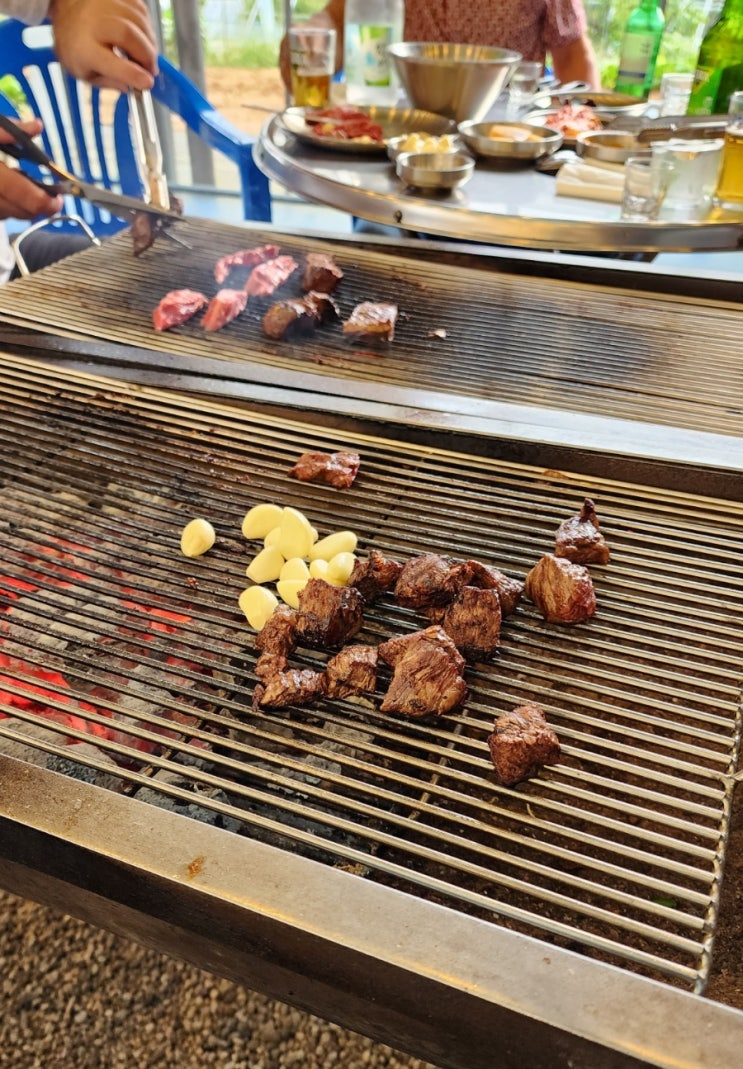  [과천 어울더울] 과천맛집 정육식당_ 캠핑 분위기 바베큐로 한우 제주흑돼지 즐기기