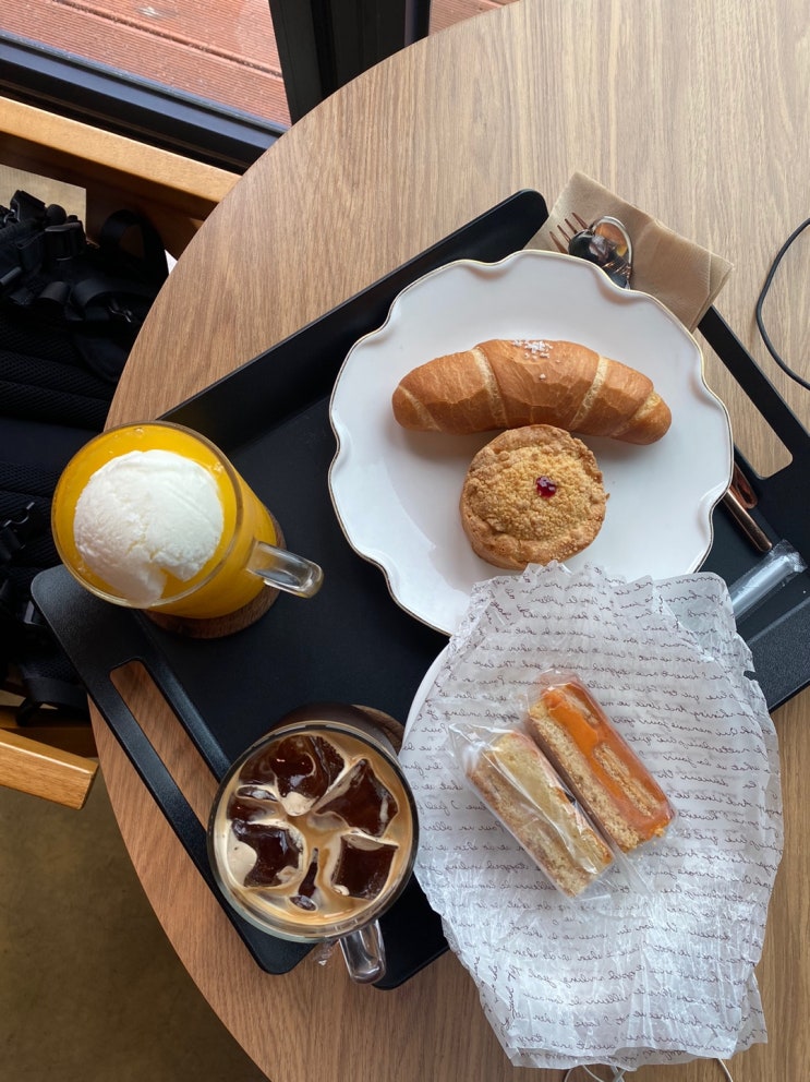  10/3 (3) 군산 월명동 카페 추천:) 매일 만드는 수제 베이커리, 함께하는 음료까지. / 탁스 월명동 최애 카페.(11번째 방문함.)