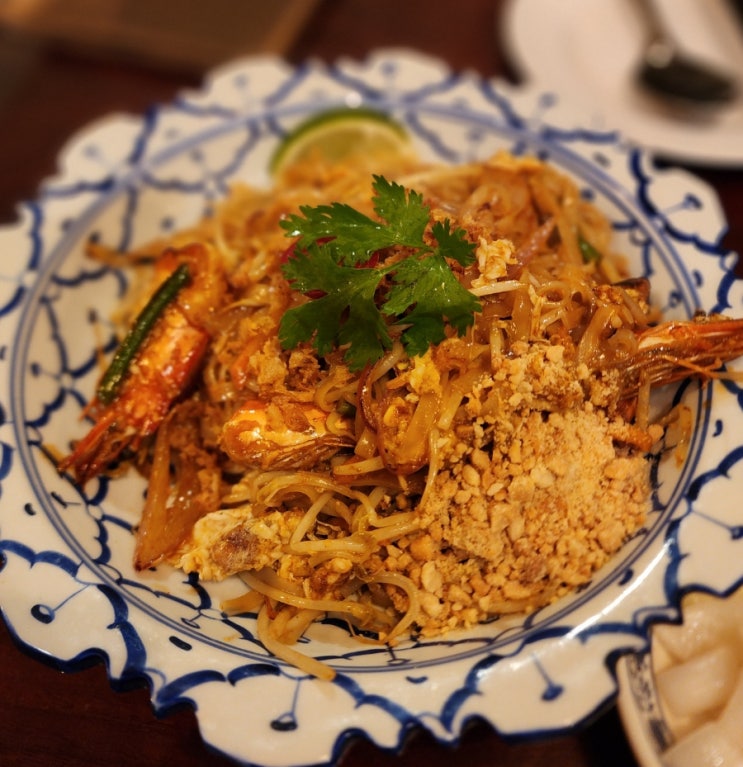 북촌 태국 요리 맛집 '화양연화'의 팟타이와 돼지고기 바질 볶음밥(카오팟 끄라파오) 북촌 태국 요리 맛집 '화양연화'의 팟타이와 돼지고기 바질 볶음밥(카오팟 끄라파오)