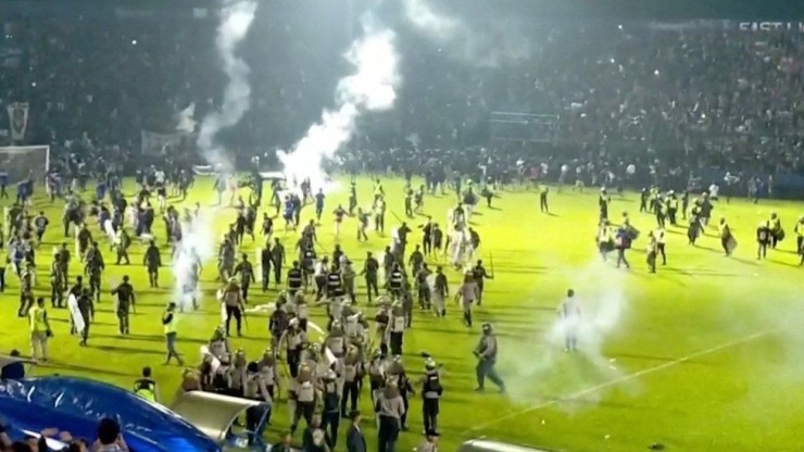 BBC 월드 뉴스] 인도네시아 <b>축구팬</b> 경기장 난입 참사... 