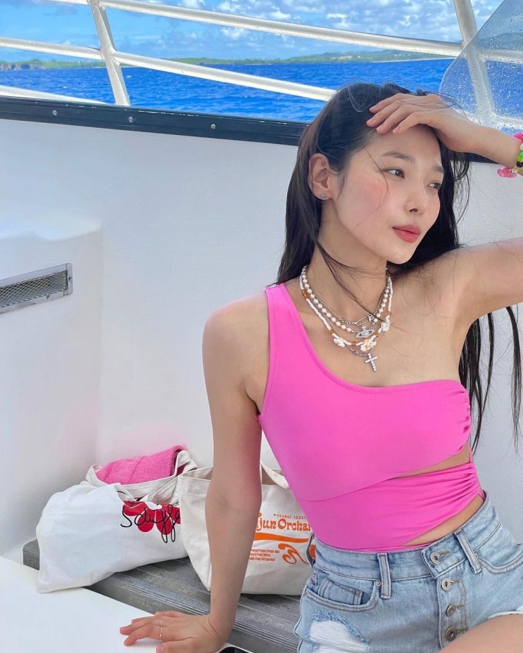 혼성그룹 카드 멤버 전소민, 핑크 수영복 입고 배 위에서 바람을 즐기는 모습...몸매에 미모까지 놀랍다 혼성그룹 카드 멤버 전소민, 핑크 수영복 입고 배 위에서 바람을 즐기는 모습...몸매에 미모까지 놀랍다
