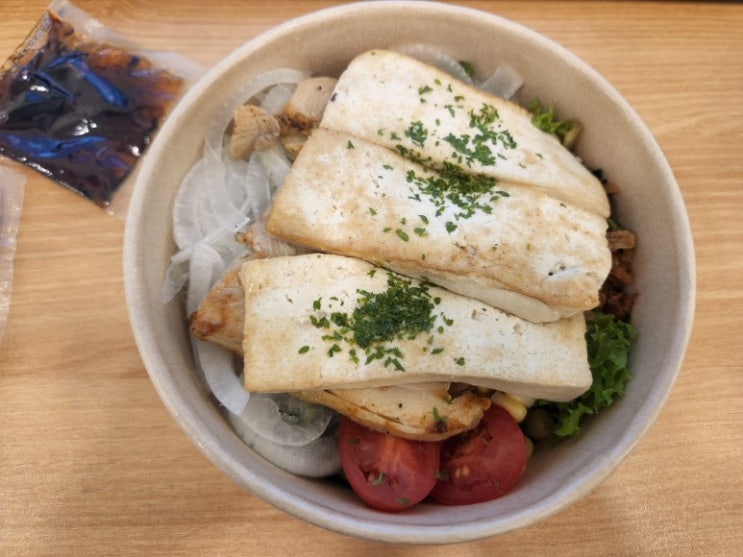  [회사원점심] 프랜차이즈 영영상점 영영샐러드 화명36호상점 :: 스파이시 닭다리살 포케 + 두부 양파추가 :: 22.05.18