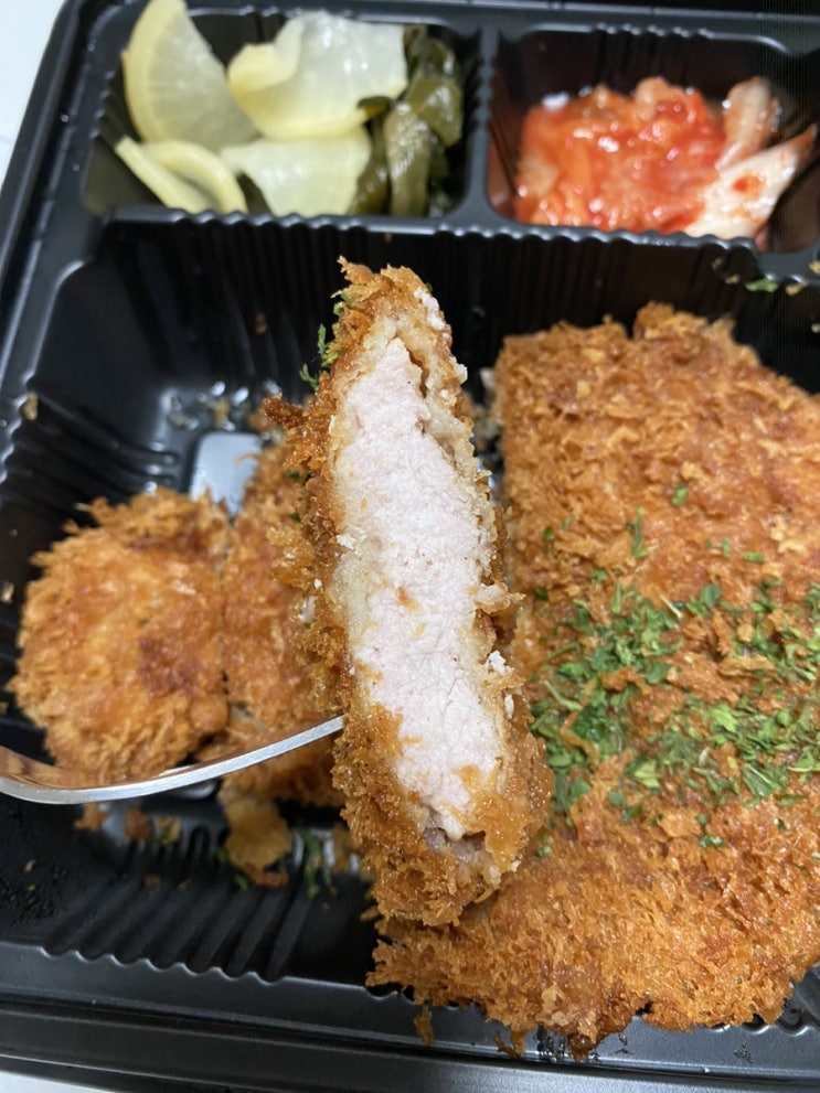  (첨단배달맛집) 역전돈가스 두툼한돈가스에 쫄면까지 돈쫄내주자