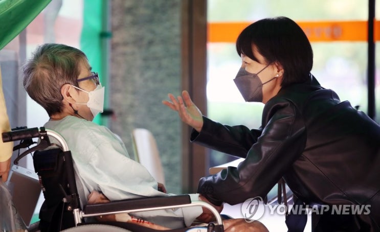 '그리웠던 엄마 손'…요양병원 면회 재개에 전국서 행복한 만남 '그리웠던 엄마 손'…요양병원 면회 재개에 전국서 행복한 만남