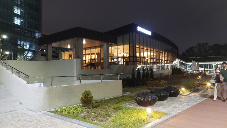  [안암/고려대] 스타벅스 고대안암병원점 | 엄청난 야경과 카공하기 좋은 카페