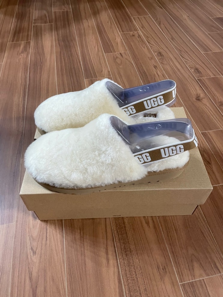  선물로 구입한 어그 퍼 슬리퍼 UGG FLUFF YEAH CLOG ( 월동 준비 )