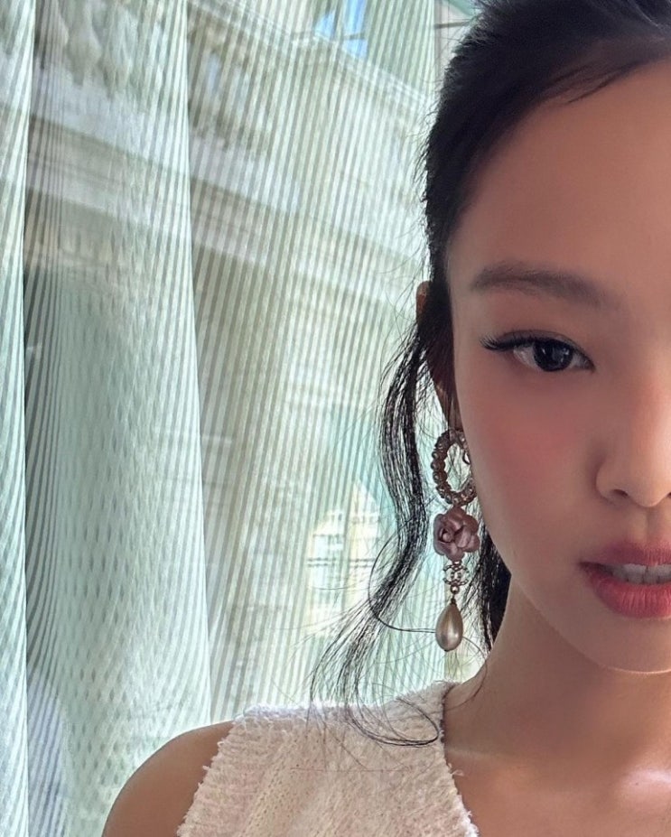 샤넬 패션쇼에서 포착된 블랙핑크 제니, 한쪽 어깨 드러낸 '인간 샤넬' 모델 신현지와 남다른 우정 자랑 샤넬 패션쇼에서 포착된 블랙핑크 제니, 한쪽 어깨 드러낸 '인간 샤넬' 모델 신현지와 남다른 우정 자랑