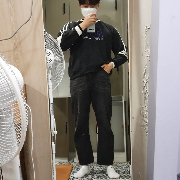 남자 옷 코디 : 검은색 맨투맨 흑청 와이드 청바지 남자 옷 코디 : 검은색 맨투맨 흑청 와이드 청바지