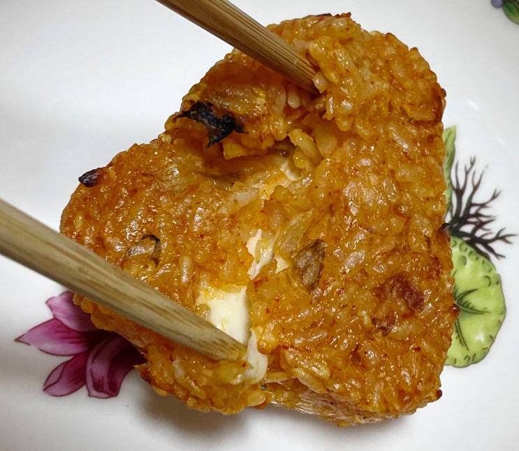  간단한 아침식사 또는 맛있는 간식 / 햇반 쿡반 김치치즈주먹밥