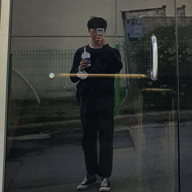 남자 옷 코디 : 흑청 와이드 청바지 넣입 검은색 맨투맨 남자 옷 코디 : 흑청 와이드 청바지 넣입 검은색 맨투맨
