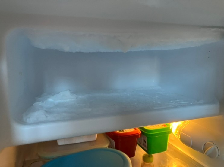 냉동실 얼음 5분만에 제거하는 방법