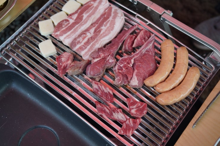  북한강변 청평 맛집 루핀 바베큐 전문점. 캠핑의 묘미를 즐길 수 있는 아웃도어 스타일이 인상적!!