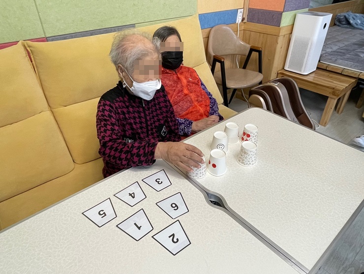  김해주간보호센터, 장유주간보호센터 국내최고의 프리미엄 온유한주간보호센터 신체,인지활동 - (집중력향상) 숫자 종이컵 탑 세우기