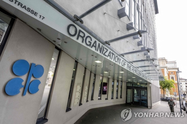 미국 압박에도 OPEC+, 코로나 후 최대폭 감산…하루 200만 배럴