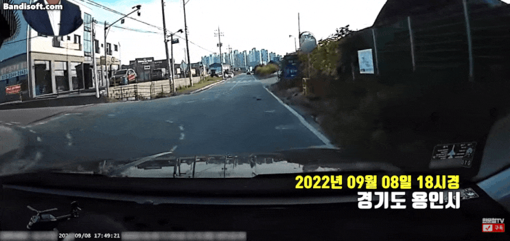 불법 좌회전하려고 '갑툭튀' 한 킥보드와 충돌..."보험사는 車과실 30%"(영상) 불법 좌회전하려고 '갑툭튀' 한 킥보드와 충돌..."보험사는 車과실 30%"(영상)