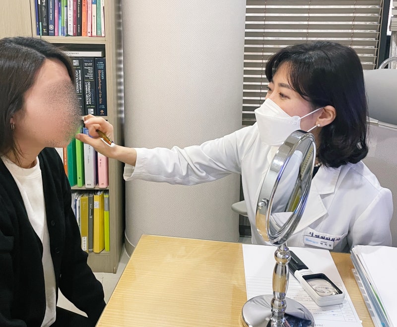 이중턱,심부볼리프팅따라달라지는턱라인_더블로우골드,보톡스리프팅_지앤영피부과