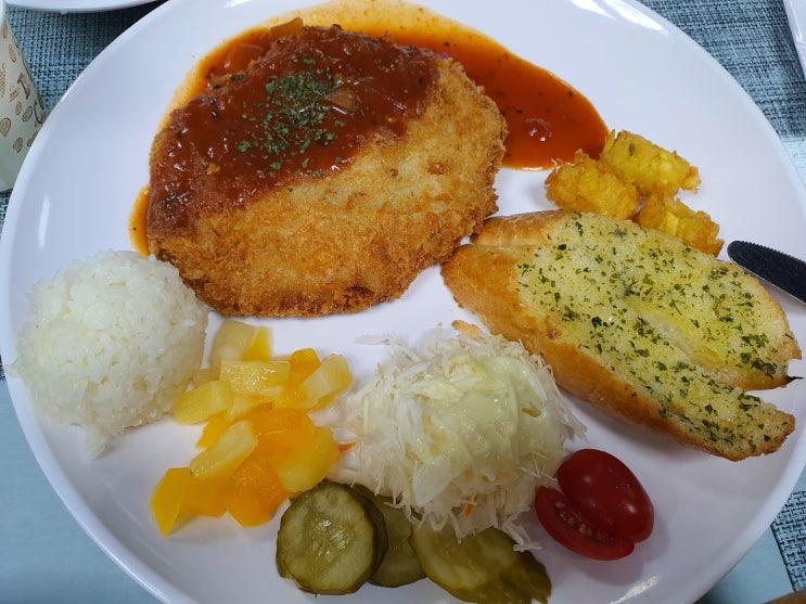  우연히 국도에서 마주친 연풍휴게소 레스토랑 돈까스와 오므라이스 맛집으로 추천한다