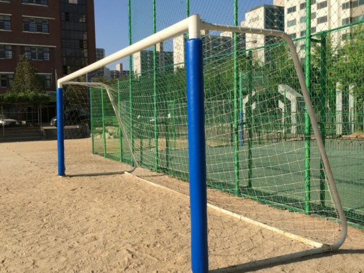  축구골대보호대,  축구골대안전쿠션, 축구안전시설 생산, 설치 업체에 맡기시면 뭐가 다를까요?