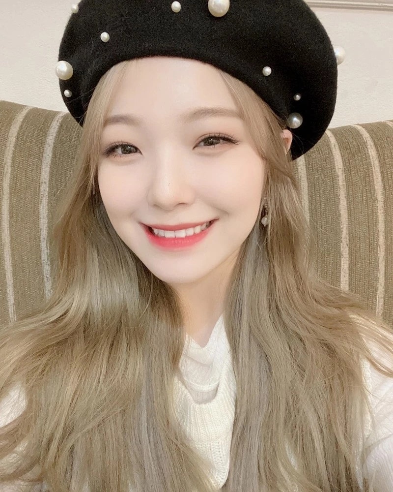 '서울여대 여신'으로 불리는 걸그룹 프로미스나인 백지헌, 눈부신 미모로 캠퍼스서 시선 사....