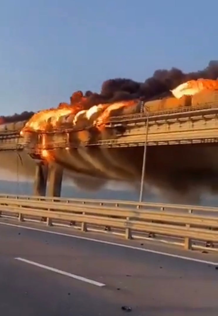 우크라이나 크림반도 연결 크림대교 폭발 영상.mp3