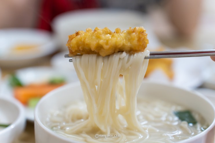  대학로 국시 맛집 혜화칼국수 두툼한 생선튀김은 필수 주문