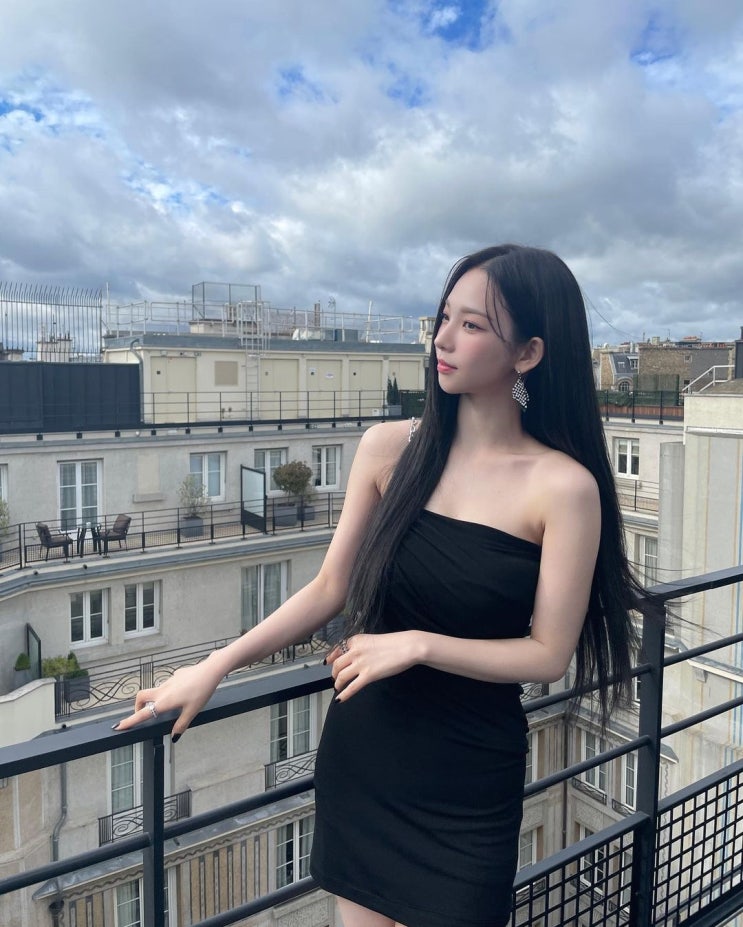 걸그룹 에스파 카리나, 프랑스 파리 길거리에서 '폰카'에 찍힌 충격적인 비주얼...넘사벽 미모 걸그룹 에스파 카리나, 프랑스 파리 길거리에서 '폰카'에 찍힌 충격적인 비주얼...넘사벽 미모