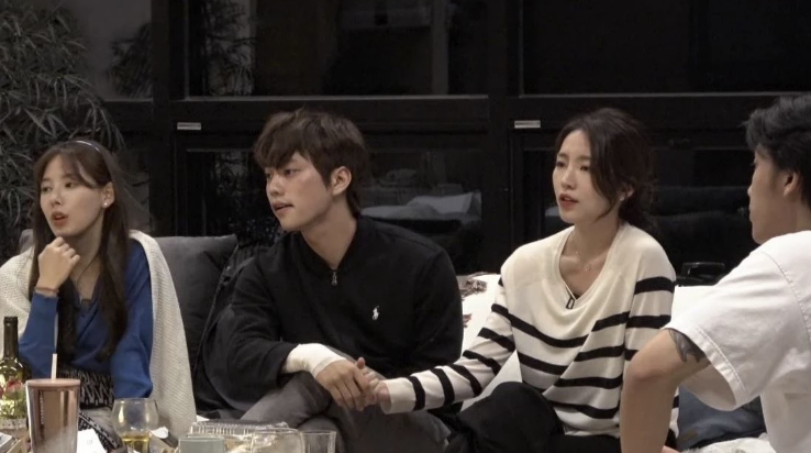 '환승연애2' 해은현규, 규민 질투 폭발하게 만든 화제의 장면...술자리에서 손잡고 알콩달콩 '환승연애2' 해은현규, 규민 질투 폭발하게 만든 화제의 장면...술자리에서 손잡고 알콩달콩
