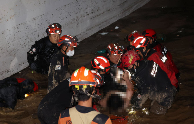 포항 주차장 참사서 母 살리고 숨진 아들…보험금 못 받는다 포항 주차장 참사서 母 살리고 숨진 아들…보험금 못 받는다