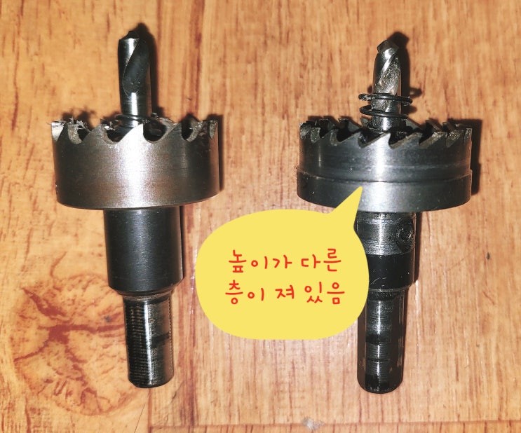  서면역에 있는 고시텔 e-레지던스에서 방화문 보조키용 디지탈도어락 설치 시 충전식 전동공구 및 자재 고르는 방법을 설명하다.
