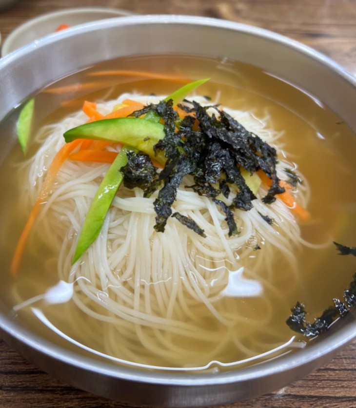 뜨끈한 잔치국수 국물 후루룩~