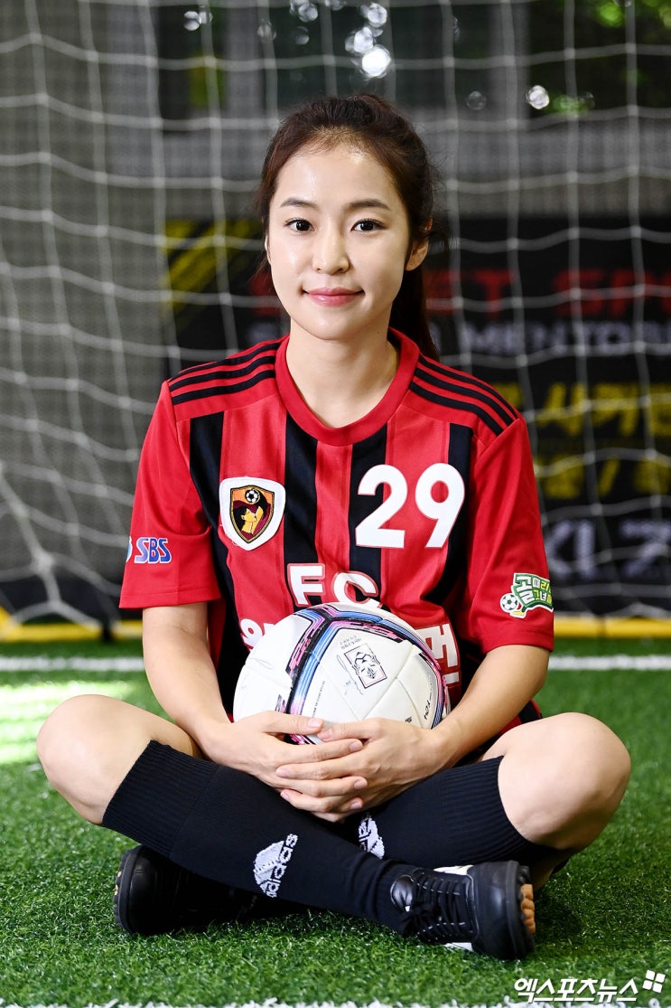 '골때녀'에 합류한 미스트롯 홍자, FC 원더우먼의 새 멤버...축구 여신을 향한 피나는 연습으로 기본기부터 시작 '골때녀'에 합류한 미스트롯 홍자, FC 원더우먼의 새 멤버...축구 여신을 향한 피나는 연습으로 기본기부터 시작